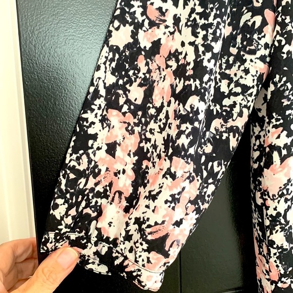 NYDJ Pintuck Black/WhitePink Abstract Floral Blouse 3/4 Bell Sleeve. Size PM - Picture 4 of 11